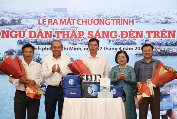 Đại diện Ban Tổ chức trao bộ quà gồm ắc quy, đèn, sạc, bộ túi thuốc chống nước... cho đại diện ngư dân khu vực phía Nam. (Ảnh: Anh Tuấn/TTXVN)