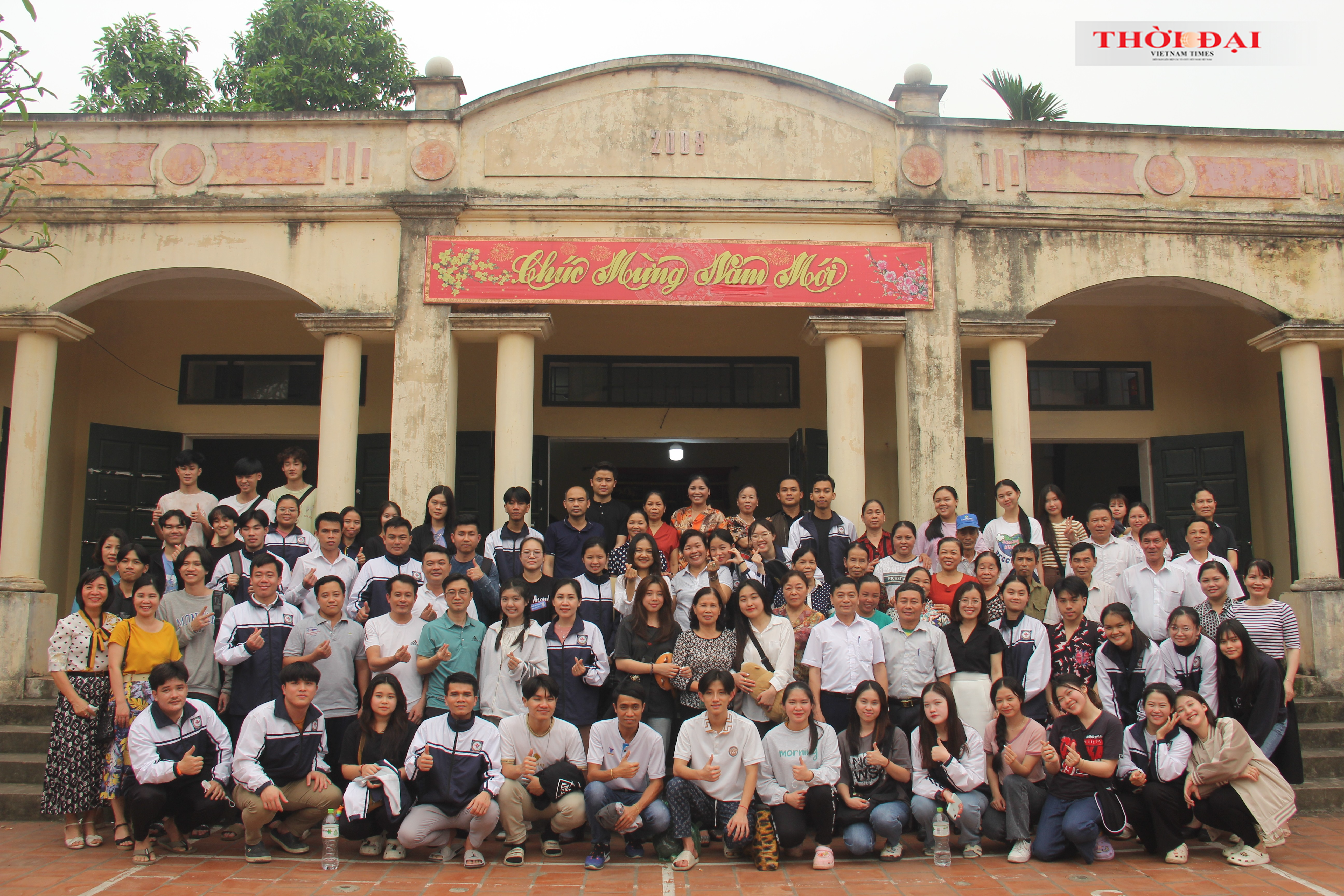 Các em lưu học sinh Lào chụp ảnh lưu niệm cùng người dân thôn Bướm, xã Thọ Lộc sau khi hoàn thành chương trình homestay (Ảnh: Mai Anh).