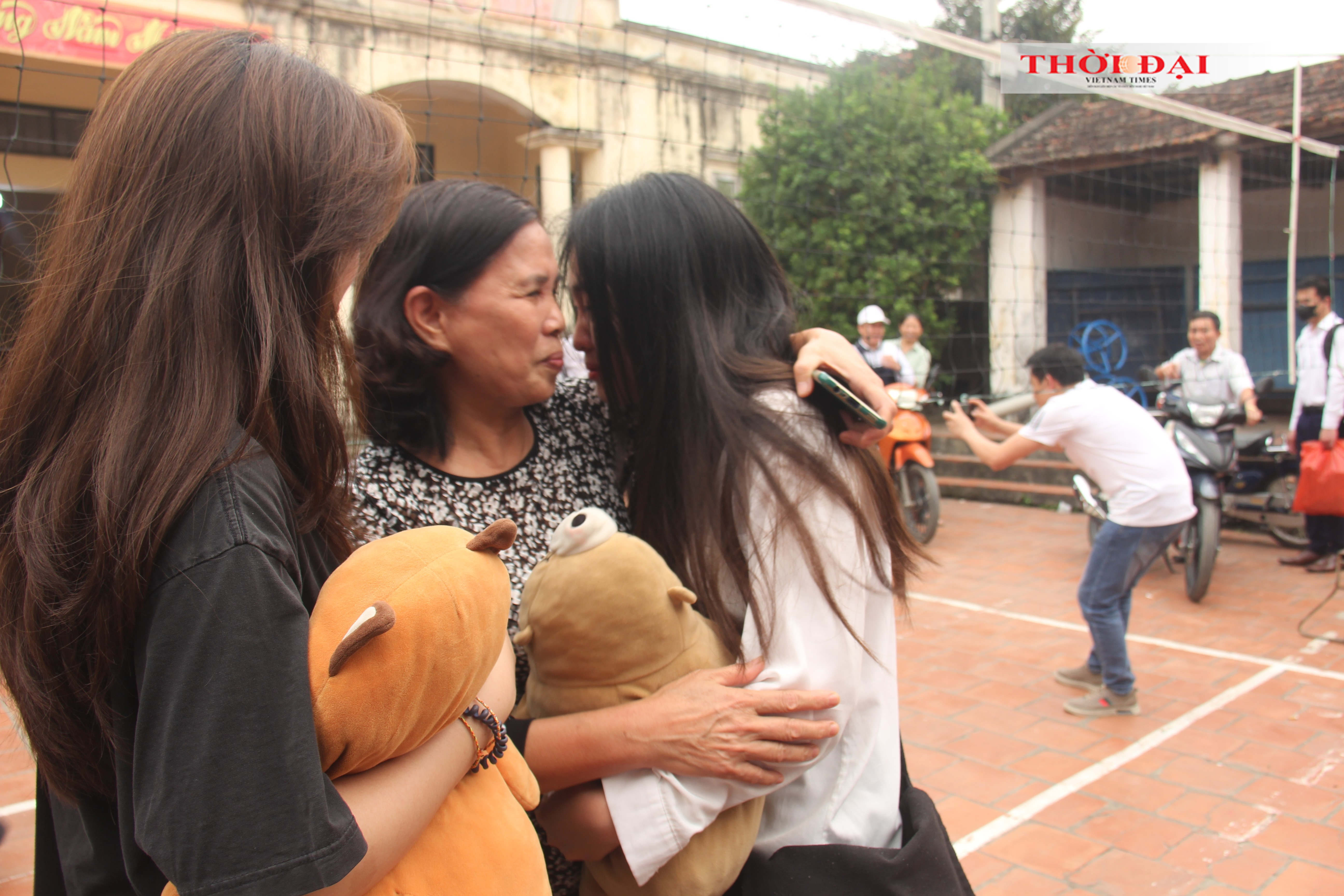 Nampherng Sihalath (áo trắng) và mẹ Ngọc giây phút chia tay (Ảnh: Thành Luân).