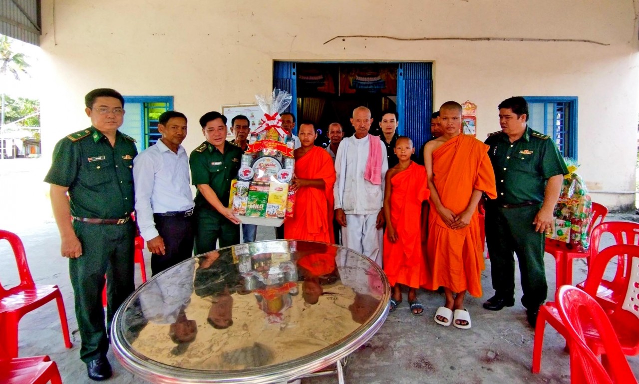 Bộ đội Biên phòng An Giang chúc Tết cổ truyền Chôl Chnăm Thmây các điểm chùa Khmer