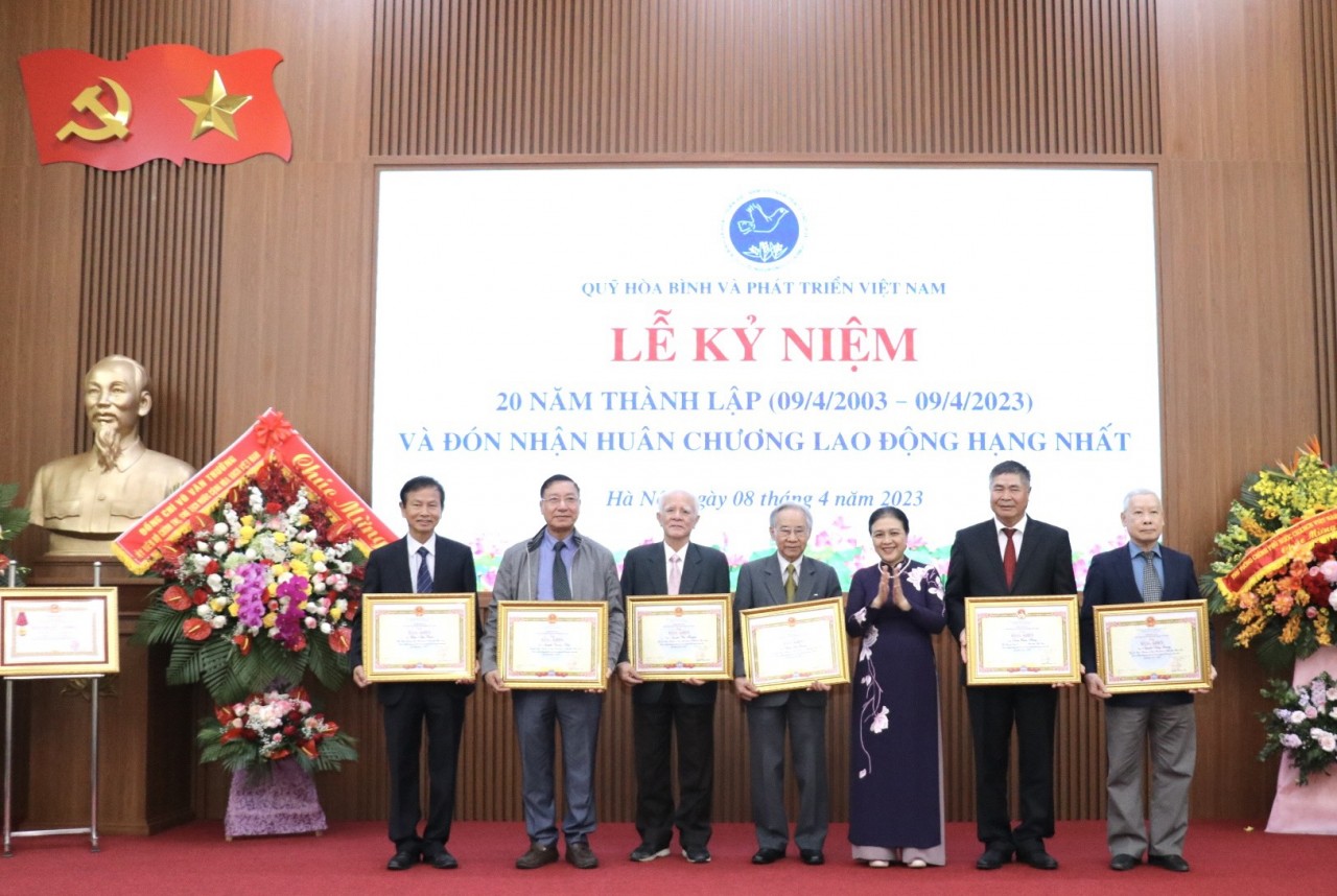 Quỹ hòa bình và Phát triển Việt Nam đón nhận Huân chương Lao động hạng nhất