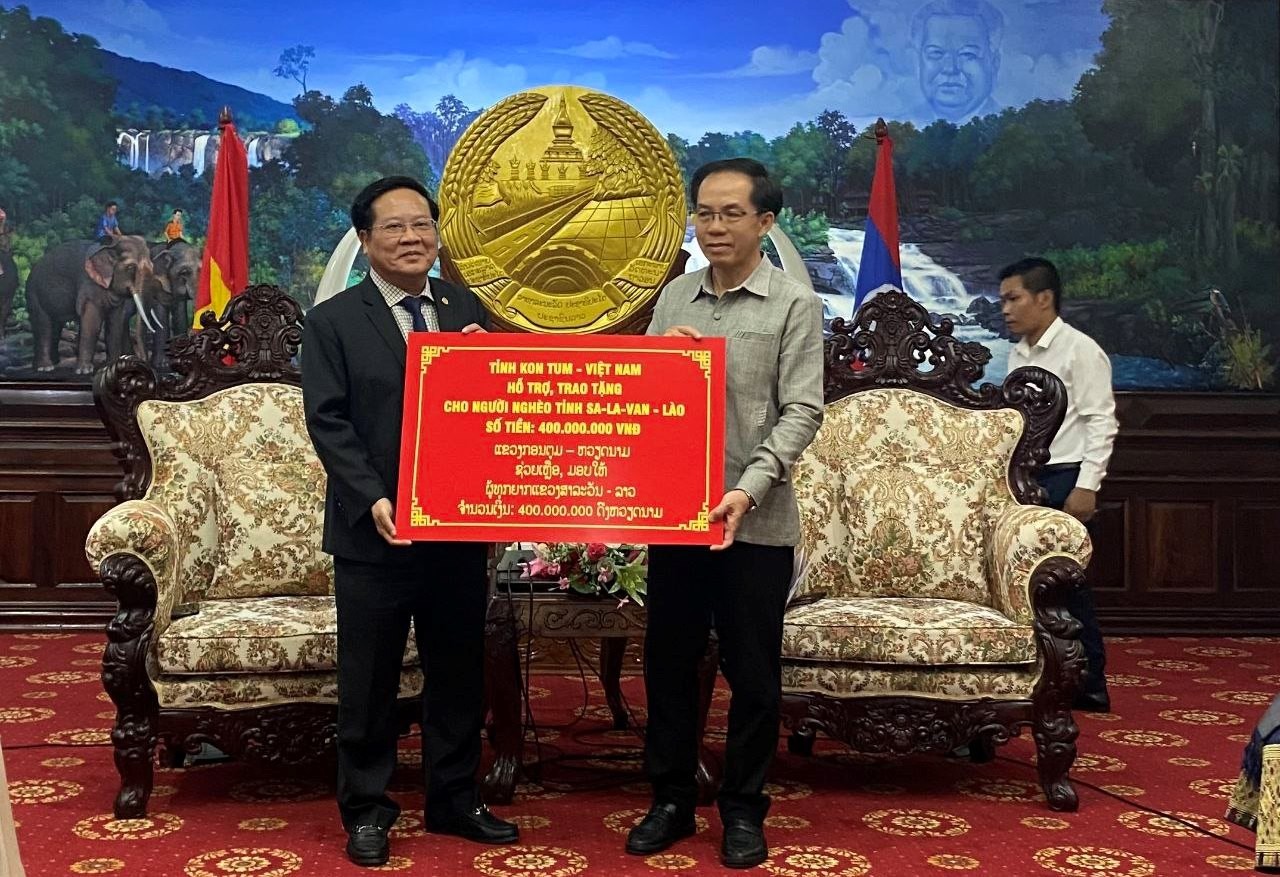 Đoàn cán bộ tỉnh Kon Tum thăm, chúc Tết cổ truyền Bun-pi-may 3 tỉnh Nam Lào