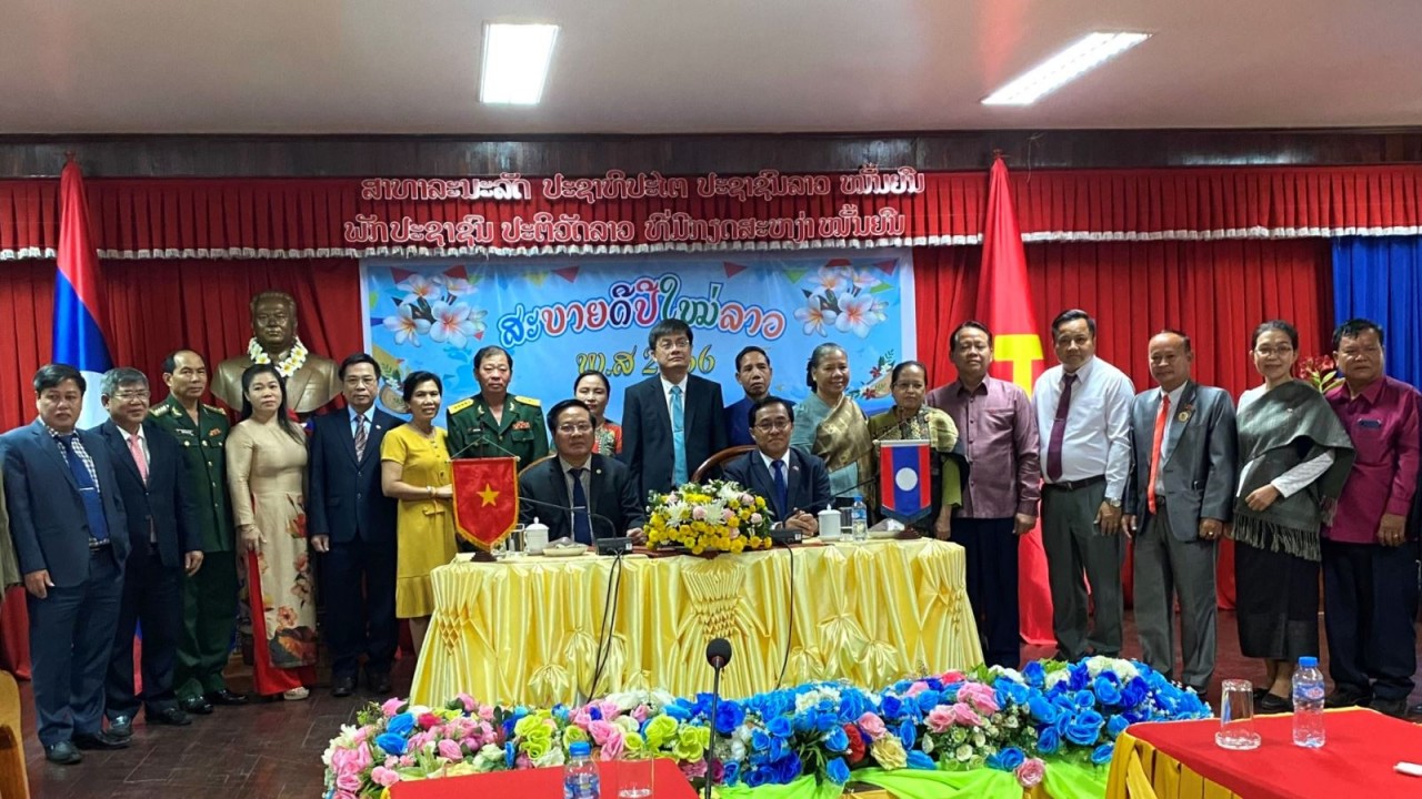 Đoàn cán bộ tỉnh Kon Tum thăm, chúc Tết cổ truyền Bun-pi-may 3 tỉnh Nam Lào
