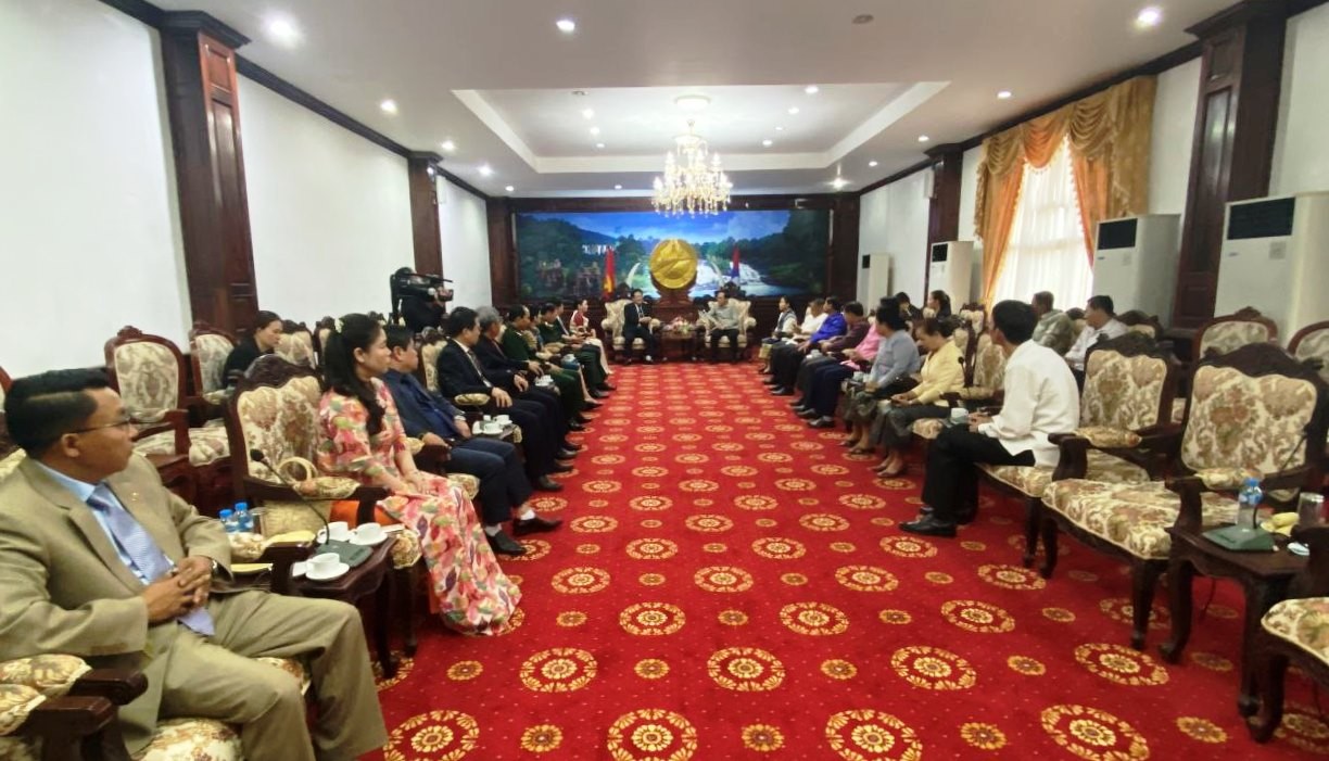Đoàn cán bộ tỉnh Kon Tum thăm, chúc Tết cổ truyền Bun-pi-may 3 tỉnh Nam Lào