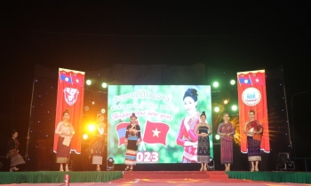 Lưu học sinh Lào vui Tết Bunpimay