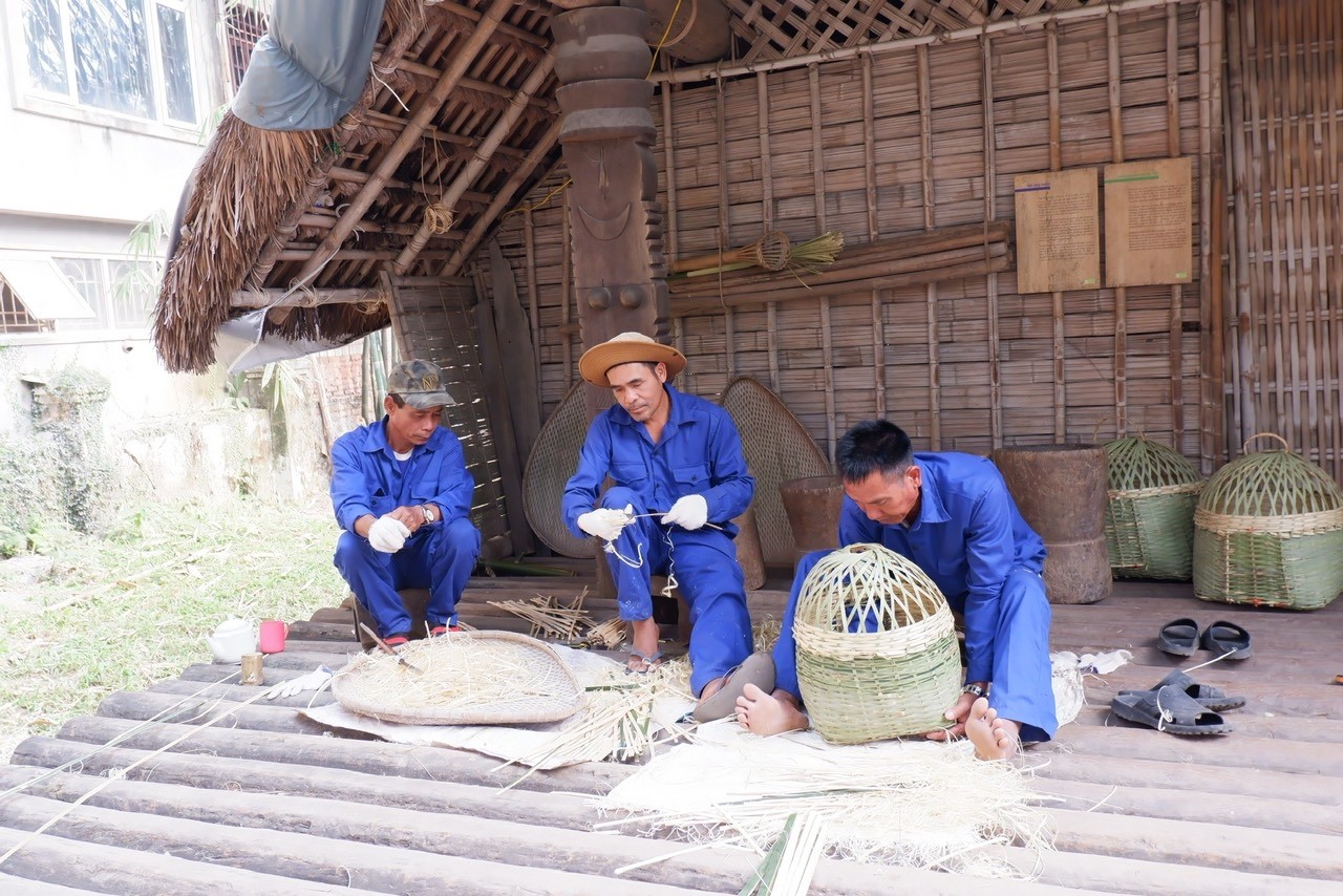 “Kiến trúc sư” Ê Đê kể chuyện làm nhà dài giữa Thủ đô