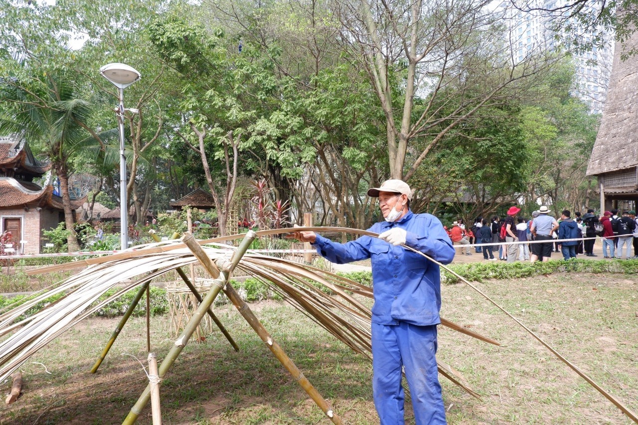 “Kiến trúc sư” Ê Đê kể chuyện làm nhà dài giữa Thủ đô