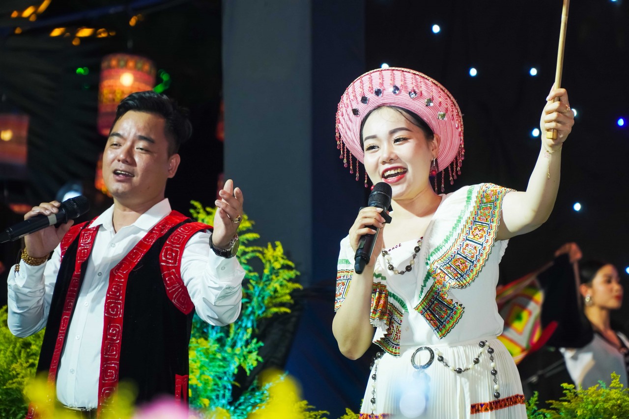 Mãn nhãn với chương trình nghệ thuật ''sắc màu'' Tây Bắc giữa lòng Cần Thơ Mãn nhãn với chương trình nghệ thuật ''sắc màu'' Tây Bắc giữa lòng Cần Thơ