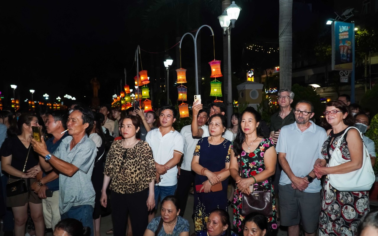 Mãn nhãn với chương trình nghệ thuật ''sắc màu'' Tây Bắc giữa lòng Cần Thơ Mãn nhãn với chương trình nghệ thuật ''sắc màu'' Tây Bắc giữa lòng Cần Thơ