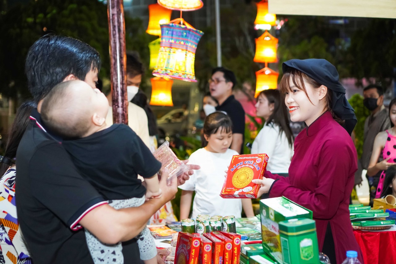 Mãn nhãn với chương trình nghệ thuật ''sắc màu'' Tây Bắc giữa lòng Cần Thơ Mãn nhãn với chương trình nghệ thuật ''sắc màu'' Tây Bắc giữa lòng Cần Thơ