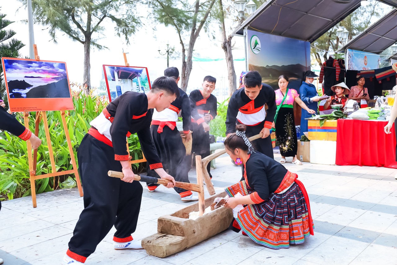 Mãn nhãn với chương trình nghệ thuật ''sắc màu'' Tây Bắc giữa lòng Cần Thơ Mãn nhãn với chương trình nghệ thuật ''sắc màu'' Tây Bắc giữa lòng Cần Thơ