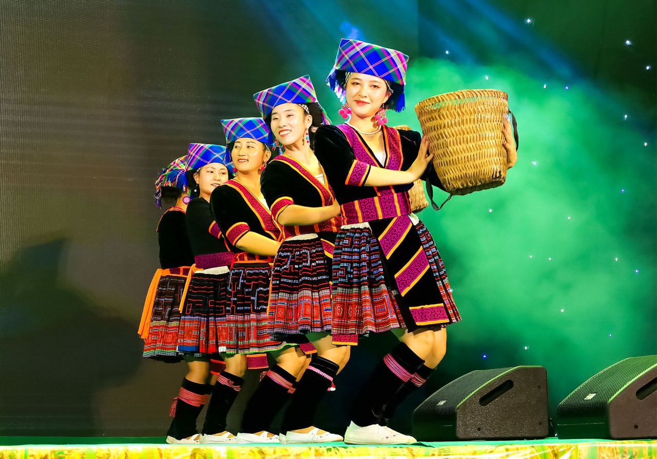 Mãn nhãn với chương trình nghệ thuật ''sắc màu'' Tây Bắc giữa lòng Cần Thơ Mãn nhãn với chương trình nghệ thuật ''sắc màu'' Tây Bắc giữa lòng Cần Thơ