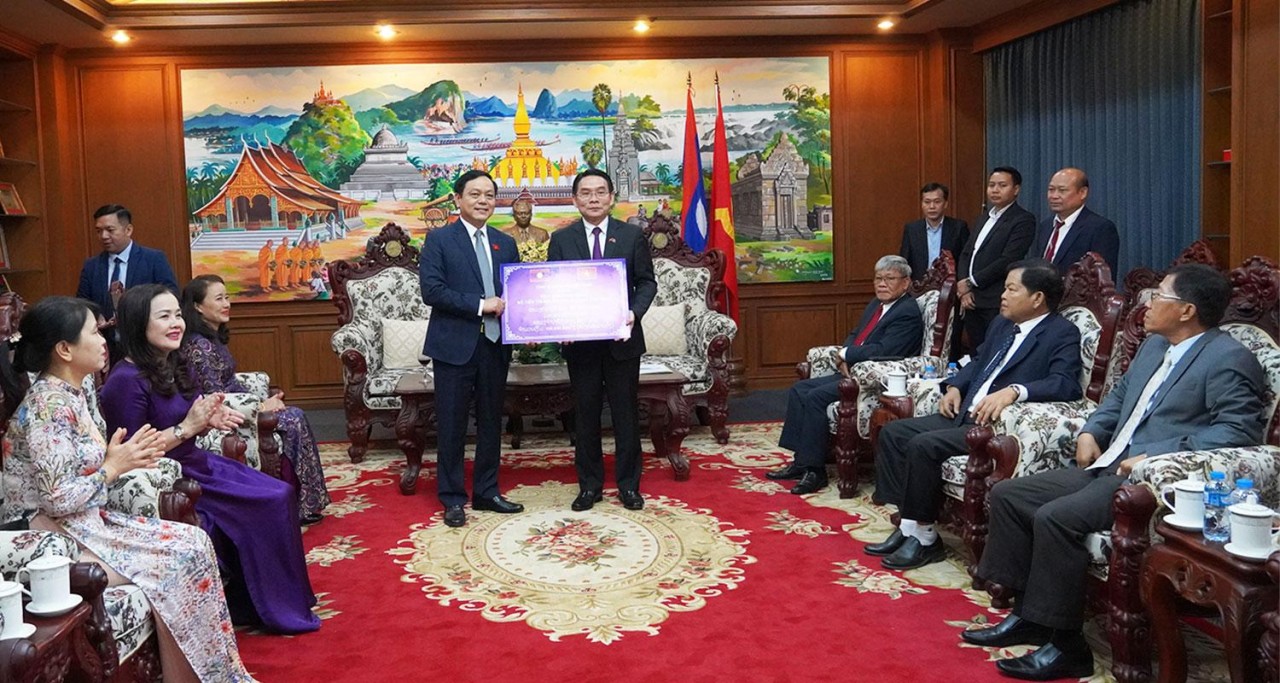 Tỉnh Quảng Trị chúc Tết cổ truyền Bunpimay và tặng quà hai tỉnh Salavan, Champasak (Lào)