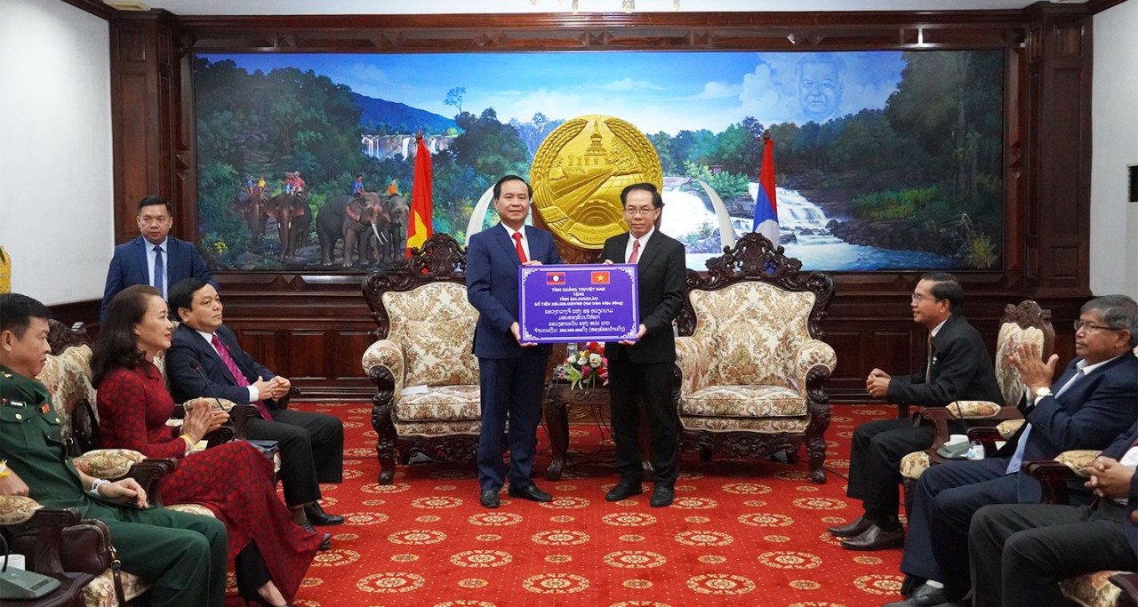 Tỉnh Quảng Trị chúc Tết cổ truyền Bunpimay và tặng quà hai tỉnh Salavan, Champasak (Lào)