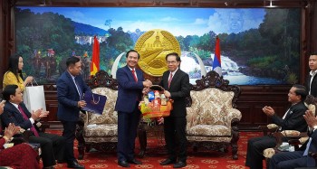 tinh quang tri chuc tet co truyen bunpimay va tang qua hai tinh salavan champasak lao