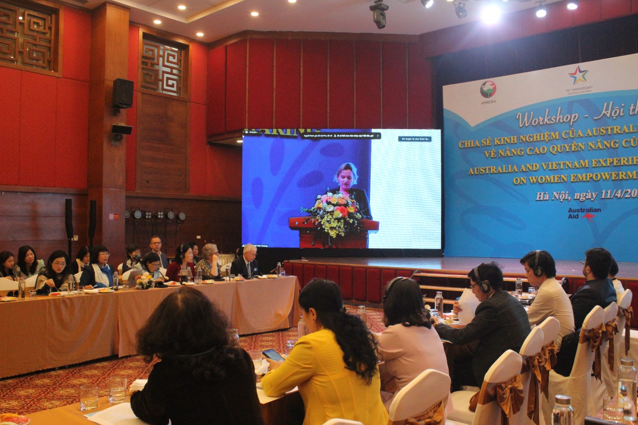 Tiến sĩ Kaye Eldridge, Giám đốc chương trình Aus4Skills trình bày tham luận tại hội thảo 