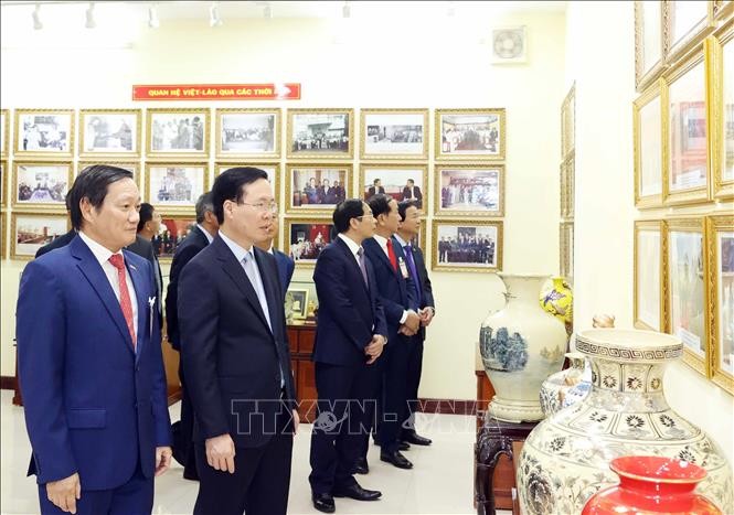 Chủ tịch nước Võ Văn Thưởng thăm Đại sứ quán và cộng đồng người Việt tại Lào