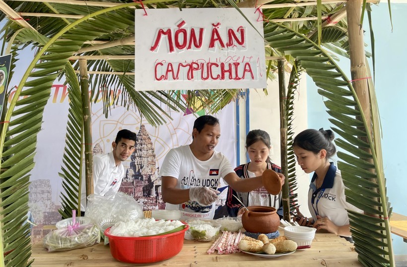 Gian hàng ẩm thực của lưu học sinh Campuchia.