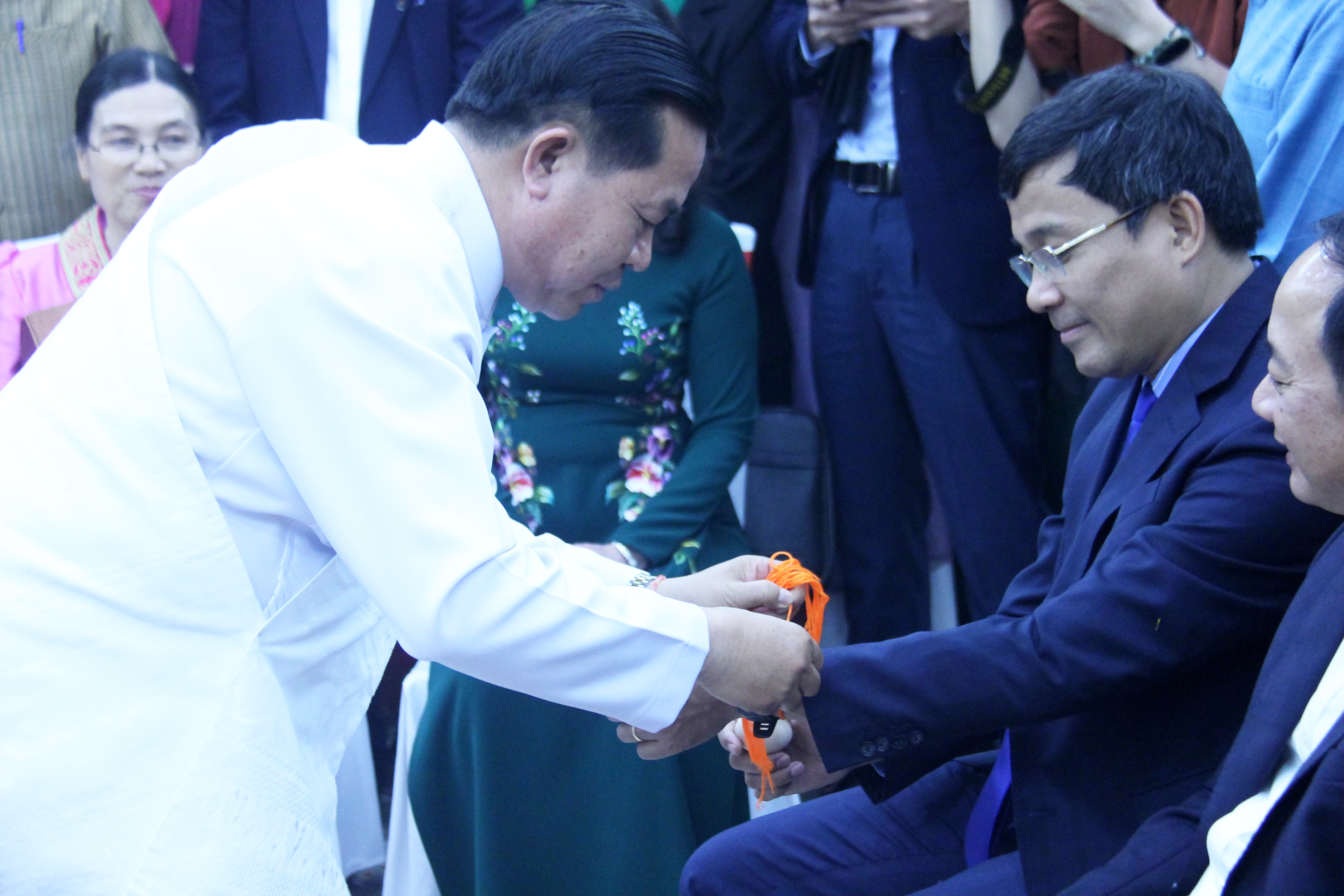 Buộc chỉ cổ tay - nghi lễ truyền thống độc đáo trong Tết Bunpimay Buộc chỉ cổ tay - nghi lễ truyền thống độc đáo trong Tết Bunpimay