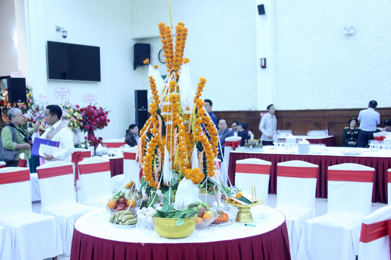 Người Lào sẽ chuẩn bị một mâm lễ (gọi là mâm Khoẳn) gồm: rượu, hoa, trứng, gà, xôi nếp, nước và chỉ trắng trang trí thành một hình tháp và trên đỉnh sẽ cắm một cây nến vàng. Người Lào sẽ chuẩn bị một mâm lễ (gọi là mâm Khoẳn) gồm: rượu, hoa, trứng, gà, xôi nếp, nước và chỉ trắng trang trí thành một hình tháp và trên đỉnh sẽ cắm một cây nến vàng.
