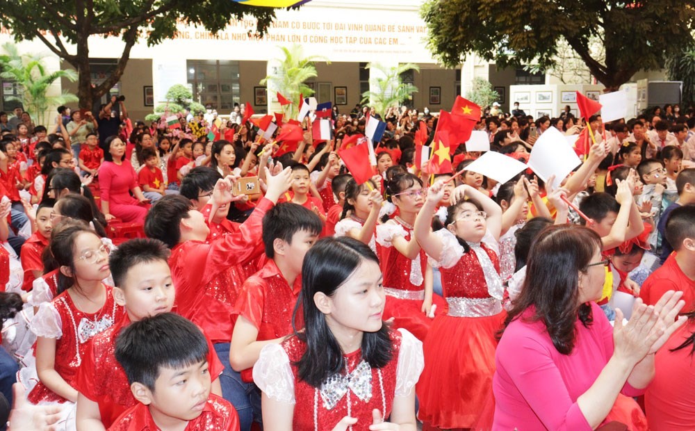 Tích cực, chủ động giao lưu, đoàn kết với bạn bè Pháp