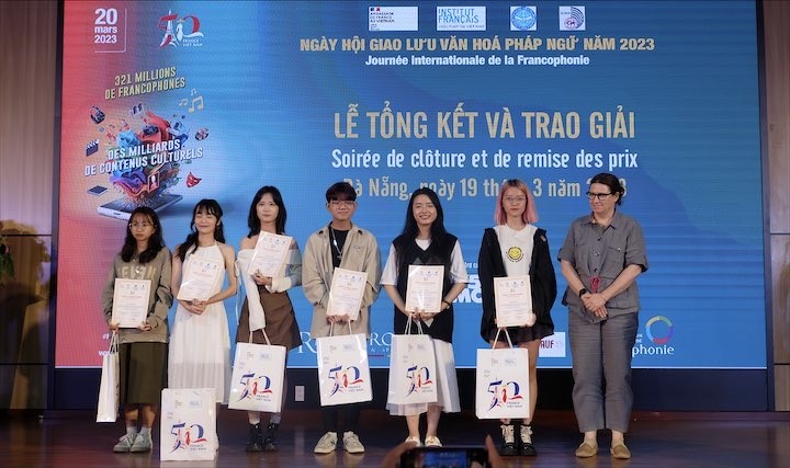 Tích cực, chủ động giao lưu, đoàn kết với bạn bè Pháp