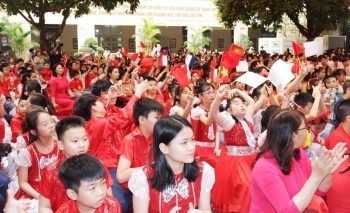 Tích cực, chủ động giao lưu, đoàn kết với bạn bè Pháp