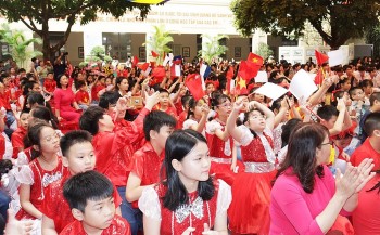 Tích cực, chủ động giao lưu, đoàn kết với bạn bè Pháp