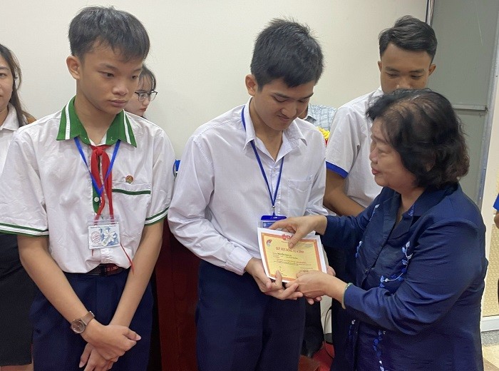 Chủ tịch Quỹ học bổng Vừ A Dính, Chủ nhiệm Câu lạc bộ” Vì Hoàng Sa - Trường Sa thân yêu” Trương Mỹ Hoa trao học bổng Vừ A Dính cho các em học sinh dân tộc thiểu số có hoàn cảnh khó khăn, vươn lên học giỏi.
