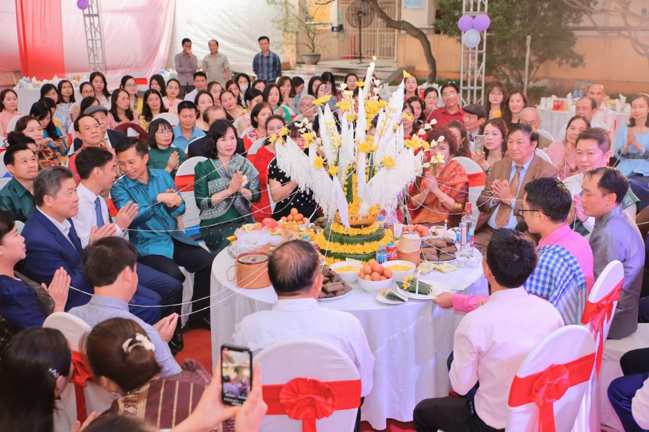 Lưu học sinh Lào tại trường Hữu Nghị 80 tưng bừng đón tết Bunpimay