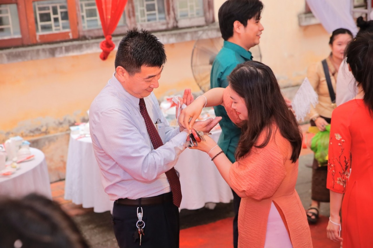 Lưu học sinh Lào tại trường Hữu Nghị 80 tưng bừng đón tết Bunpimay