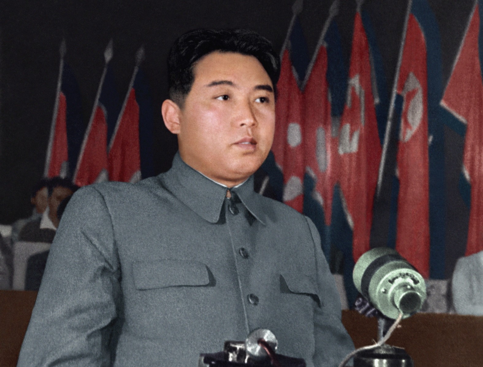 Chủ tịch Kim Nhật Thành (15/4/1912 - 8/7/1994) là nhà lãnh đạo của CHDCND Triều Tiên từ khi nước này được thành lập năm 1948 và là người đứng đầu Đảng Lao động Triều Tiên đến khi ông qua đời. Trong ảnh, Chủ tịch Kim Nhật Thành công bố Cương lĩnh Chính trị của Chính phủ tại Họi nghị thứ nhất Chủ tịch Kim Nhật Thành (15/4/1912 - 8/7/1994) là nhà lãnh đạo của CHDCND Triều Tiên từ khi nước này được thành lập năm 1948 và là người đứng đầu Đảng Lao động Triều Tiên đến khi ông qua đời. Trong ảnh, Chủ tịch Kim Nhật Thành công bố Cương lĩnh Chính trị của Chính phủ tại Họi nghị thứ nhất