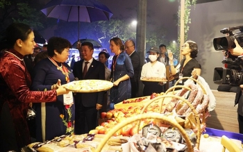 Thưởng thức pho mát Pháp tại phố đi bộ hồ Hoàn Kiếm