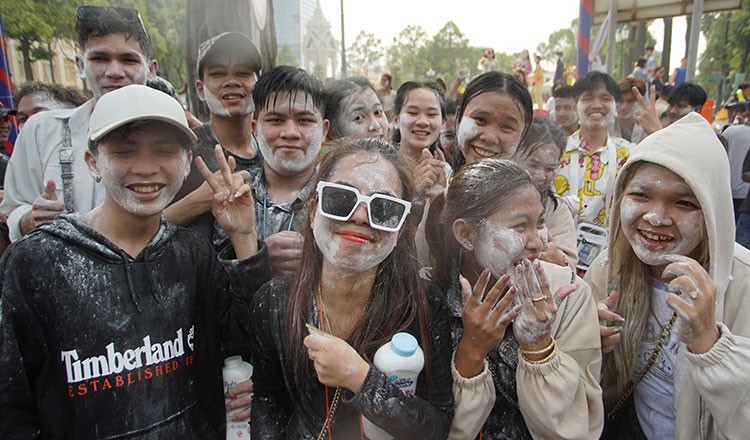 Các bạn trẻ người Campuchia mặt mày rạng rỡ dù bị bôi đầy bột mì lên mặt (Ảnh: Khmer Times). Các bạn trẻ người Campuchia mặt mày rạng rỡ dù bị bôi đầy bột mì lên mặt (Ảnh: Khmer Times).
