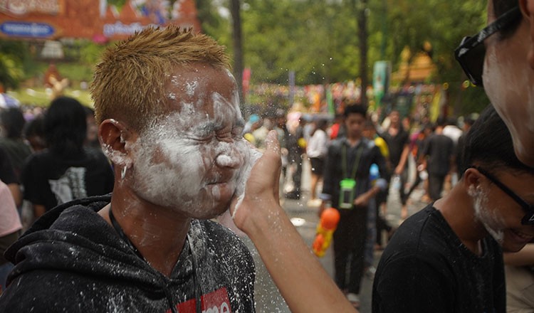 Ngoài té nước, người Thái còn bôi bột mì lên mặt, lên đồ vật để trừ tà ma, xua đi rủi ro trong cuộc sống. Ngoài té nước, người Thái còn bôi bột mì lên mặt, lên đồ vật để trừ tà ma, xua đi rủi ro trong cuộc sống.