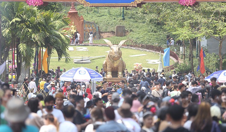 Tết Chol Chnam Thmay kéo dài 3 ngày (13 – 15/4 hàng năm). Trong ba ngày này, người dân thường đi lễ chùa cầu mong một năm mới thanh bình và thịnh vượng. Họ mang hoa tươi, đồ lễ lên chùa nghe giảng kinh từ sáng sớm, rồi thực hiện nghi thức tắm Phật, cắm cờ hoa lên bảo tháp bằng cát và đổ ra đường phố, lấy nước tạt nhau chúc mừng năm mới. Tết Chol Chnam Thmay kéo dài 3 ngày (13 – 15/4 hàng năm). Trong ba ngày này, người dân thường đi lễ chùa cầu mong một năm mới thanh bình và thịnh vượng. Họ mang hoa tươi, đồ lễ lên chùa nghe giảng kinh từ sáng sớm, rồi thực hiện nghi thức tắm Phật, cắm cờ hoa lên bảo tháp bằng cát và đổ ra đường phố, lấy nước tạt nhau chúc mừng năm mới.