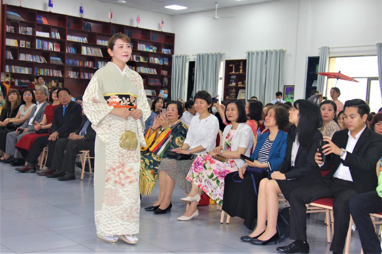 Họa tiết sóng nước Nhật Bản uốn lượn trên tà áo dài Việt