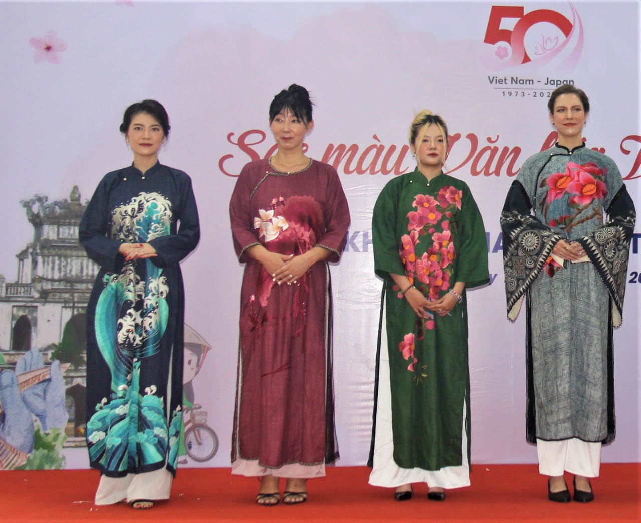 Họa tiết sóng nước Nhật Bản uốn lượn trên tà áo dài Việt Họa tiết sóng nước Nhật Bản uốn lượn trên tà áo dài Việt