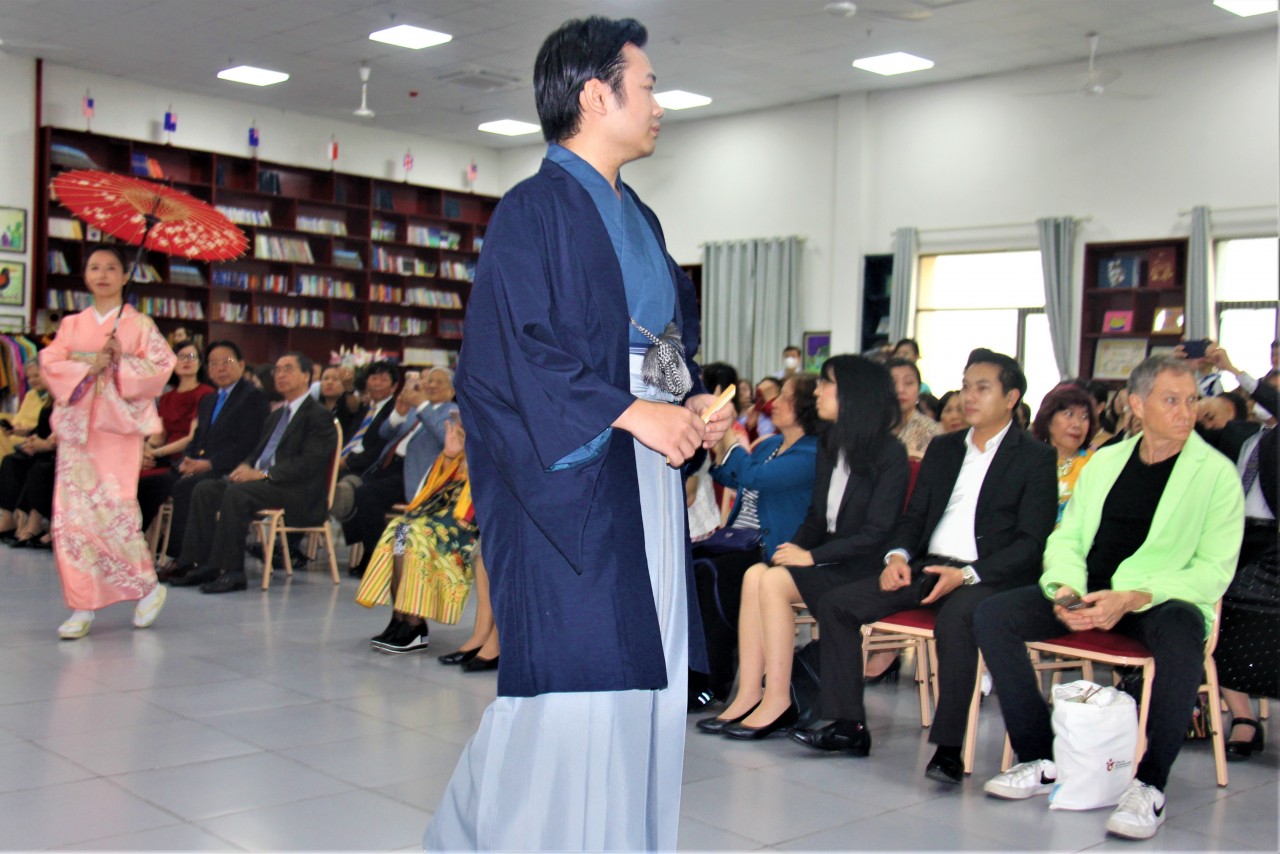 Họa tiết sóng nước Nhật Bản uốn lượn trên tà áo dài Việt