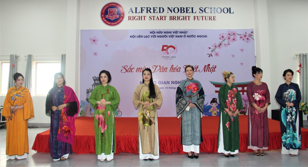 Họa tiết sóng nước Nhật Bản uốn lượn trên tà áo dài Việt Họa tiết sóng nước Nhật Bản uốn lượn trên tà áo dài Việt