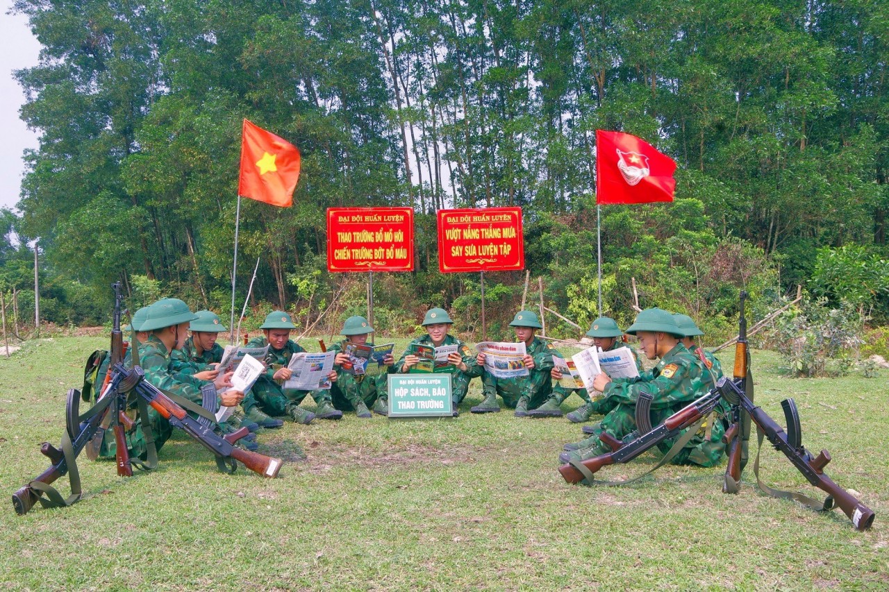 Đọc sách, báo trong những giờ nghỉ đã trở thành thói quen tốt của mỗi cán bộ, chiến sĩ.