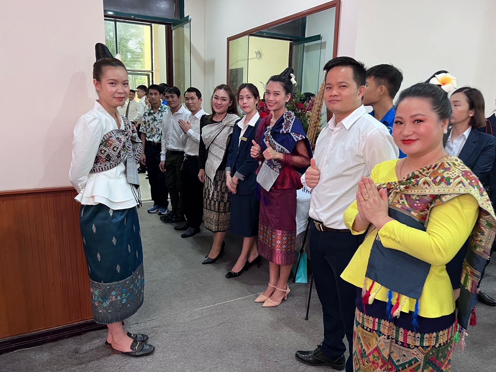 Người Lào tại Việt Nam đã có địa chỉ chọn quần áo đẹp đón Tết