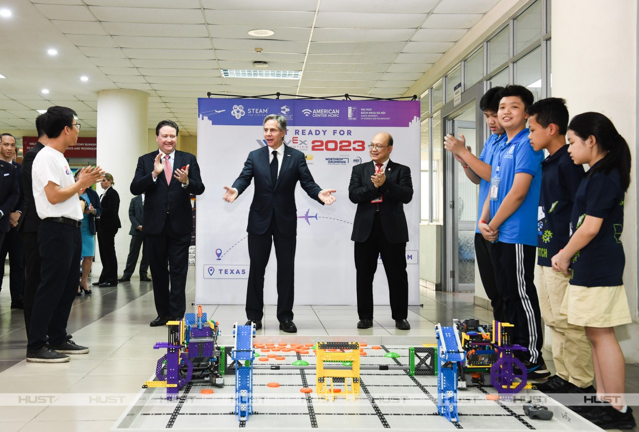 Ngoại trưởng Hoa Kỳ hào hứng xem trình diễn robot tại Đại học Bách khoa Hà Nội Ngoại trưởng Hoa Kỳ hào hứng xem trình diễn robot tại Đại học Bách khoa Hà Nội