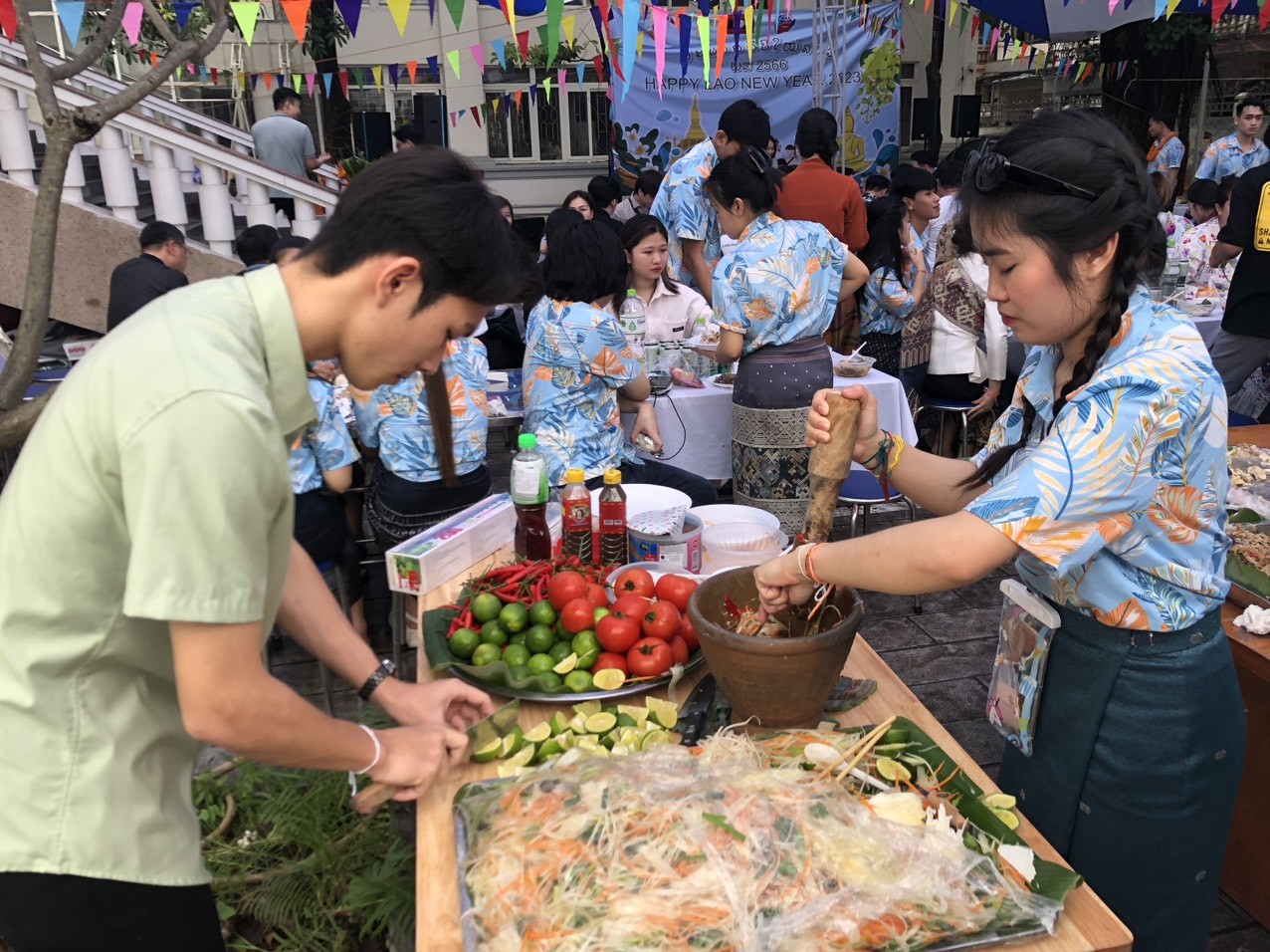 Sinh viên Lào tại Học viện Ngoại giao: Vui Tết Bun Pimay, ấm tình hữu nghị