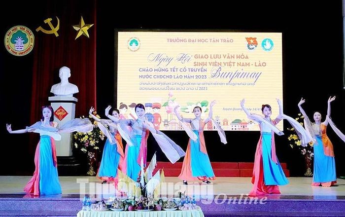 Ngày 14/4, Trường Đại học Tân Trào tổ chức Ngày hội giao lưu văn hóa sinh viên Việt Nam - Lào chúc mừng Tết cổ truyền Bunpimay, nước Cộng hòa Dân chủ Nhân dân Lào. Tại ngày hội, nhiều nội dung đã diễn ra như: giao lưu văn nghệ, giới thiệu nét đẹp văn hóa Việt Nam - Lào, tổ chức chào mừng Tết cổ truyền Bunpimay Lào với nhiều hoạt động lễ buộc chỉ cổ tay, làm tháp hoa và các món ăn truyền thống, chơi các trò chơi dân gian… (Ảnh: Báo Tuyên Quang) Ngày 14/4, Trường Đại học Tân Trào tổ chức Ngày hội giao lưu văn hóa sinh viên Việt Nam - Lào chúc mừng Tết cổ truyền Bunpimay, nước Cộng hòa Dân chủ Nhân dân Lào. Tại ngày hội, nhiều nội dung đã diễn ra như: giao lưu văn nghệ, giới thiệu nét đẹp văn hóa Việt Nam - Lào, tổ chức chào mừng Tết cổ truyền Bunpimay Lào với nhiều hoạt động lễ buộc chỉ cổ tay, làm tháp hoa và các món ăn truyền thống, chơi các trò chơi dân gian… (Ảnh: Báo Tuyên Quang)