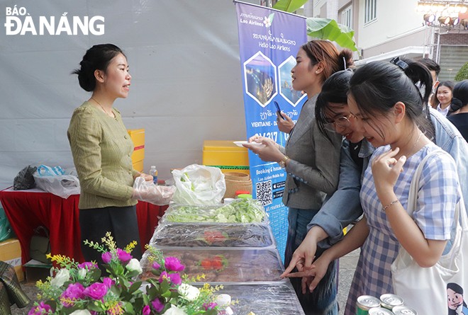 Tại lễ hội Tết Bunpimay Lào 2566 có nhiều gian hàng ẩm thực đặc trưng của Đà Nẵng và nước bạn Lào. (Ảnh: Báo Đà Nẵng) Tại lễ hội Tết Bunpimay Lào 2566 có nhiều gian hàng ẩm thực đặc trưng của Đà Nẵng và nước bạn Lào. (Ảnh: Báo Đà Nẵng)