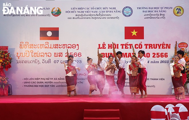 Tại Đà Nẵng, lễ hội Tết Bunpimay Lào năm 2023 do Liên hiệp các tổ chức hữu nghị thành phố, Hội hữu nghị Việt Nam - Lào thành phố phối hợp Tổng Lãnh sự quán Lào tại Đà Nẵng tổ chức ngày 7/4. Năm nay, lễ hội được tổ chức với quy mô lớn nhất từ trước đến nay trên địa bàn thành phố. Trong ảnh, tiết mục văn nghệ múa khèn của Lào biểu diễn giao lưu tại lễ hội. (Ảnh: Báo Đà Nẵng) Tại Đà Nẵng, lễ hội Tết Bunpimay Lào năm 2023 do Liên hiệp các tổ chức hữu nghị thành phố, Hội hữu nghị Việt Nam - Lào thành phố phối hợp Tổng Lãnh sự quán Lào tại Đà Nẵng tổ chức ngày 7/4. Năm nay, lễ hội được tổ chức với quy mô lớn nhất từ trước đến nay trên địa bàn thành phố. Trong ảnh, tiết mục văn nghệ múa khèn của Lào biểu diễn giao lưu tại lễ hội. (Ảnh: Báo Đà Nẵng)
