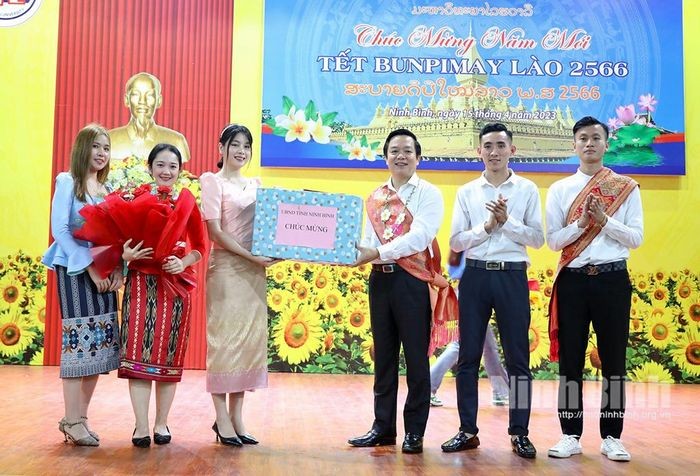 Nghi lễ đón Tết cho hơn 50 lưu học sinh Lào đang học tập tại trường Đại học Hoa Lư (Ninh Bình) được tổ chức chiều 15/4. Tại buổi lễ, Chủ tịch UBND tỉnh Phạm Quang Ngọc đã tặng quà chúc mừng các em lưu học sinh Lào và chúc các em một năm mới mạnh khoẻ, hạnh phúc. Nghi lễ đón Tết cho hơn 50 lưu học sinh Lào đang học tập tại trường Đại học Hoa Lư (Ninh Bình) được tổ chức chiều 15/4. Tại buổi lễ, Chủ tịch UBND tỉnh Phạm Quang Ngọc đã tặng quà chúc mừng các em lưu học sinh Lào và chúc các em một năm mới mạnh khoẻ, hạnh phúc.