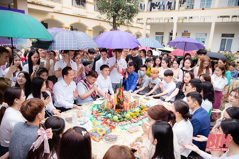 Sinh viên Lào và sinh viên Việt Nam tại Trường Cao đẳng Y tế Thanh Hóa thực hiện nghi thức cúng lễ trong Tết Bunpimay Lào tại chương trình đón Tết cổ truyền Bunpimay chiều 14/2. Chương trình vui đón Tết cổ truyền Bunpimay đã đem lại bầu không khí ấm cúng cho các bạn sinh viên Lào, đồng thời cũng là cơ hội cho các bạn sinh Việt Nam được giao lưu, tìm hiểu phong tục đón Tết cổ truyền Bunpimay Lào. (Ảnh: Báo Thanh Hóa) Sinh viên Lào và sinh viên Việt Nam tại Trường Cao đẳng Y tế Thanh Hóa thực hiện nghi thức cúng lễ trong Tết Bunpimay Lào tại chương trình đón Tết cổ truyền Bunpimay chiều 14/2. Chương trình vui đón Tết cổ truyền Bunpimay đã đem lại bầu không khí ấm cúng cho các bạn sinh viên Lào, đồng thời cũng là cơ hội cho các bạn sinh Việt Nam được giao lưu, tìm hiểu phong tục đón Tết cổ truyền Bunpimay Lào. (Ảnh: Báo Thanh Hóa)