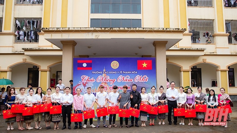 Tại buổi lễ, đại diện lãnh đạo Trường Cao đẳng Y tế Thanh Hóa đã trao tặng những phần quà ý nghĩa cùng lời chúc mừng năm mới tốt đẹp; đồng thời bày tỏ mong muốn trong năm mới các em lưu học sinh Lào tiếp tục nỗ lực hơn nữa trong học tập và rèn luyện; không ngừng vun đắp, thắt chặt tình hữu nghị, đoàn kết Việt - Lào. Tại buổi lễ, đại diện lãnh đạo Trường Cao đẳng Y tế Thanh Hóa đã trao tặng những phần quà ý nghĩa cùng lời chúc mừng năm mới tốt đẹp; đồng thời bày tỏ mong muốn trong năm mới các em lưu học sinh Lào tiếp tục nỗ lực hơn nữa trong học tập và rèn luyện; khôn